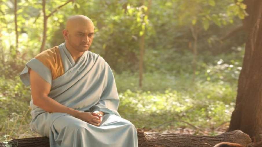 भारतिय क्रिकेट टिमका पूर्व कप्तान महेन्द्र सिंह धोनी बुद्ध भिक्षुको अवतारमा देखिए