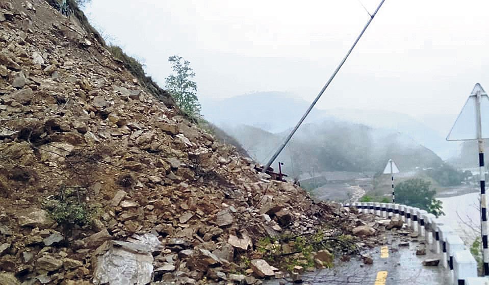 अवरुद्ध भएको बिपी राजमार्ग एकतर्फी सञ्चालन