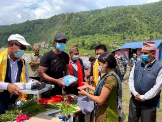 नायक राजेश हमालले  बाढीबाट प्रभावित हेलम्बु र पाँचपोखरीमा पुगेर राहत वितरण