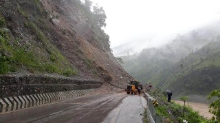 नारायणगढ–मुग्लिन सडकखण्ड दिनहुँजसो पहिरो जाने र सडक अवरुद्ध हुने शृङ्खला चलिरहेको छ