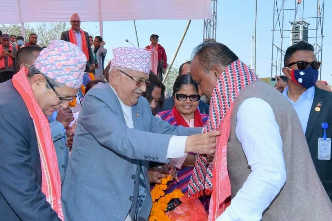 रंगेलीका मेयर र उपमेयर नै एमालेमा प्रवेश, ओलीले गरे स्वगत