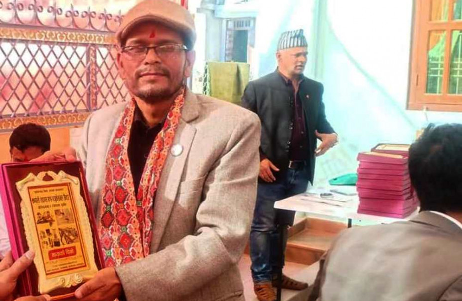 माओवादीका कर्णाली प्रदेश संसदीय दलका मुख्य सचेतक  बिष्ट एमाले प्रवेश गर्दै