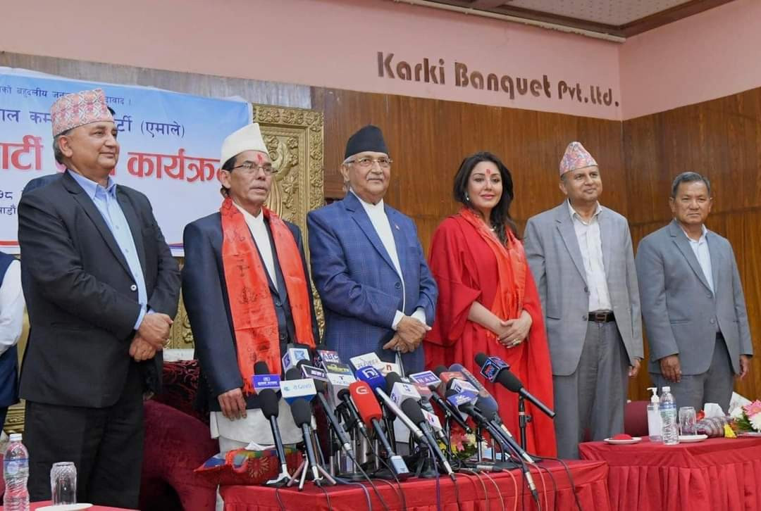 अभिनेत्री मानन्धर र पूर्वमन्त्री सिंहले गरे एमाले प्रवेश