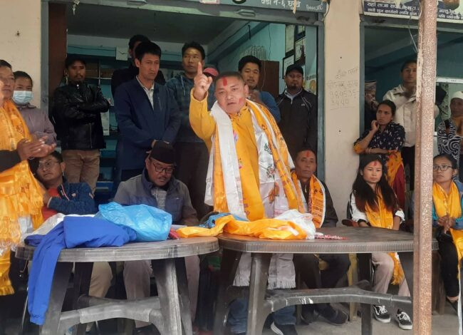माओवादीबाट गाउँपालिका अध्यक्षमा उम्मेदवार बनेका नेता गरे एमाले प्रवेश