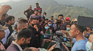 फोहोर व्यवस्थापनसँगै स्थानीय सरोकारका विषयमा छलफल गर्न सिसिडोल पुगे बालेन र सुनिता