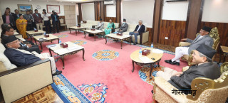 बालुवाटारमा प्रमुख तीन दलका नेताहरूको बैठक सुरु