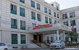 आर्थिक समस्यामा सरकार